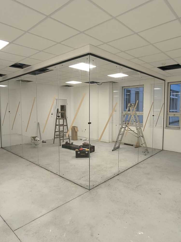 Stakleni zidovi u uredu