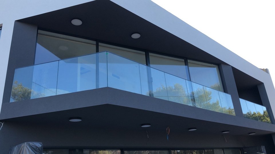 Staklena ograda na balkonu apartmana